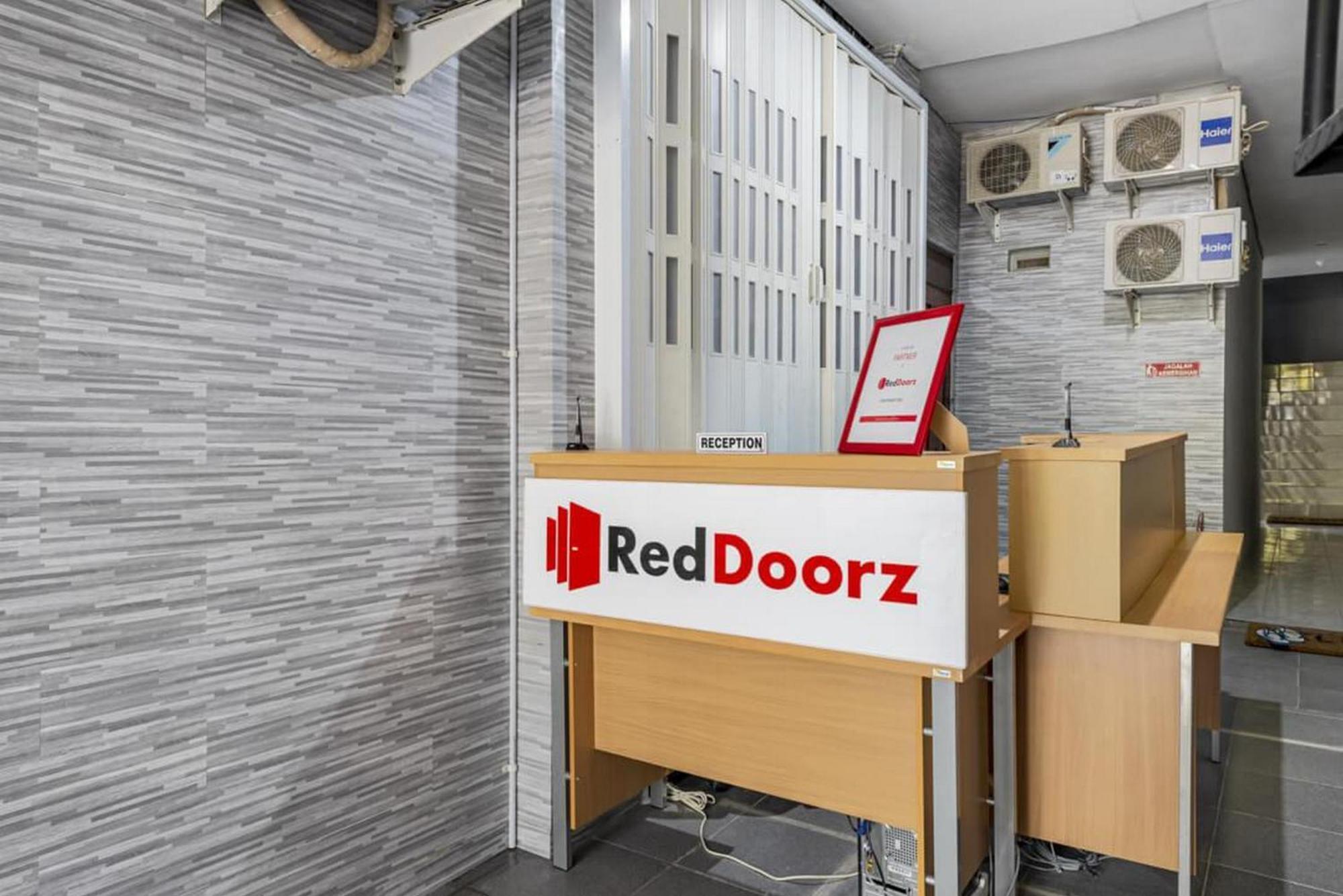 Reddoorz @ Jemursari Surabaya 2 Luaran gambar